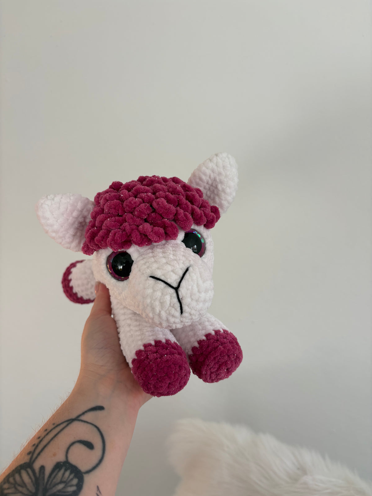 Gehäkeltes Kuscheltier – Alpaka „Lotte“ liegend